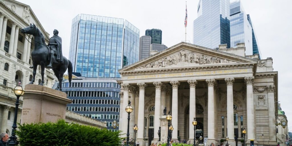 The article includes an image of the Bank of England.